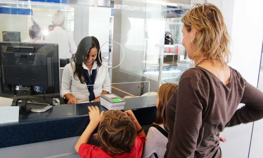 Habilitaron un trámite instantáneo para autorizar a menores a salir del país. Habilitaron un trámite instantáneo para autorizar a menores a salir del país.