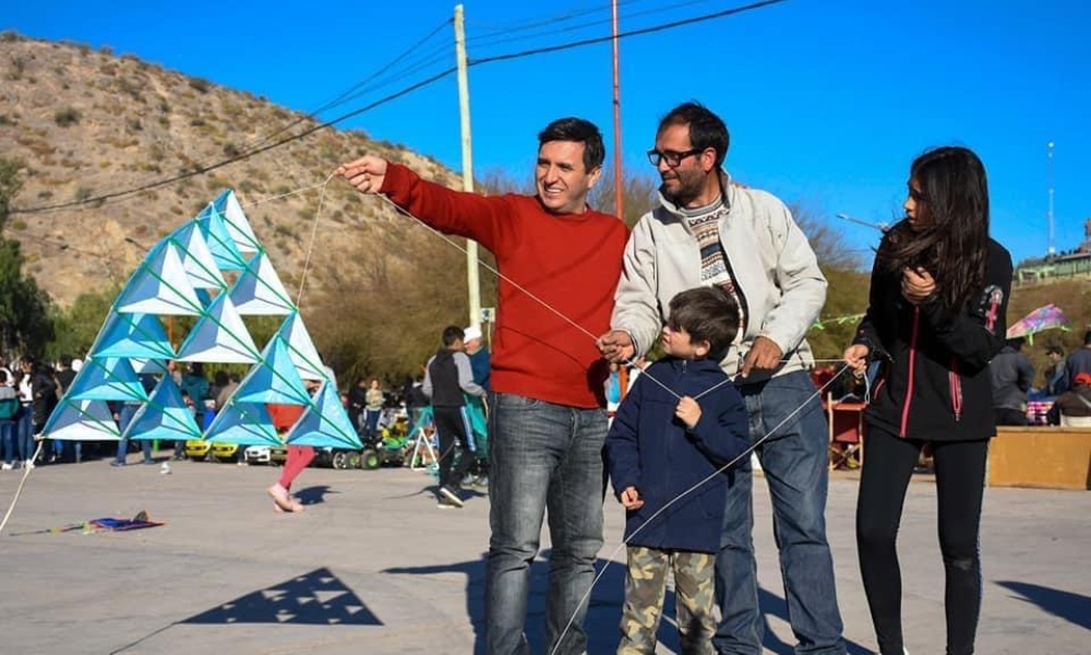 Concurso de barriletes en San Martín: «Busca reunir a las familias», afirmó su intendente. Concurso de barriletes en San Martín: «Busca reunir a las familias», afirmó su intendente.