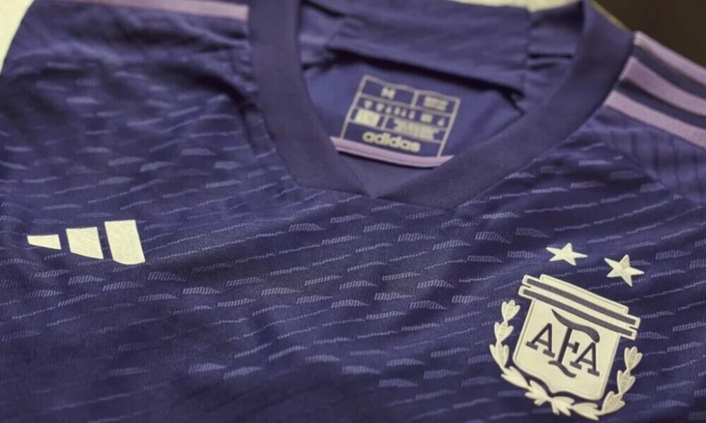 Presentaron la nueva camiseta suplente de la Selección Argentina para el Mundial Qatar 2022. Presentaron la nueva camiseta suplente de la Selección Argentina para el Mundial Qatar 2022.