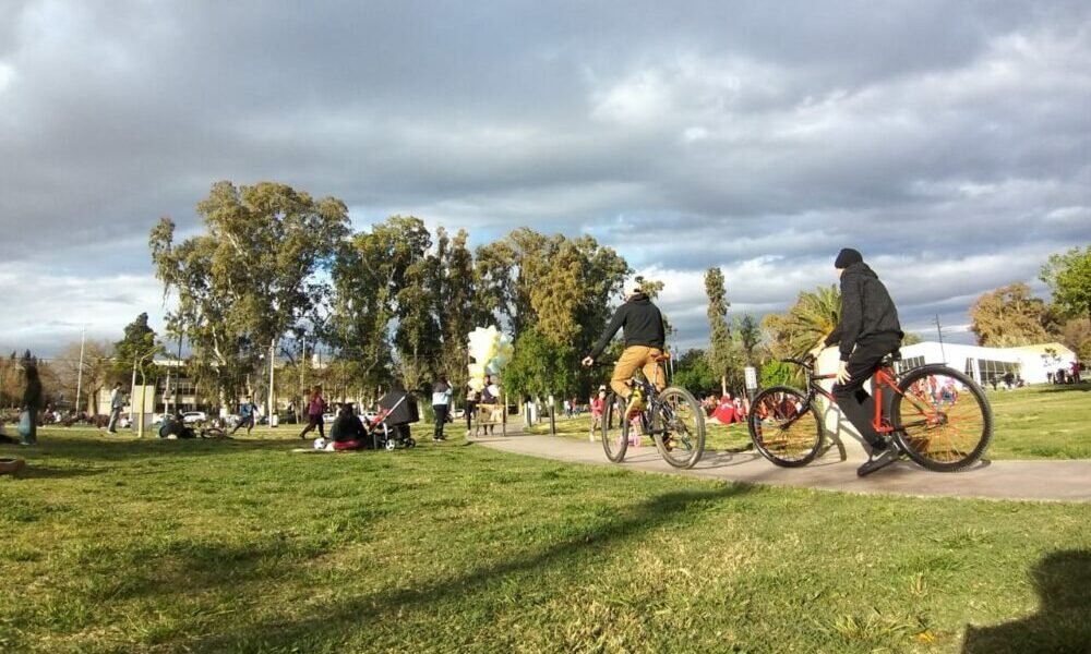 Parque de Mayo, víctima del vandalismo: Robo de plantas, roturas, daños y grafitis. Parque de Mayo, víctima del vandalismo: Robo de plantas, roturas, daños y grafitis.