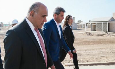 Sergio Uñac y Juan Manzur recorrieron las obras de barrios en construcción en Rivadavia.