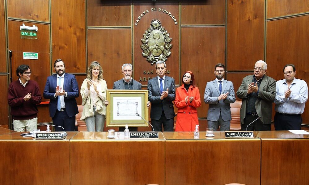 Arturo Sierra recibió la Mención de Honor «Maestro Mario Pérez». Arturo Sierra recibió la Mención de Honor «Maestro Mario Pérez».