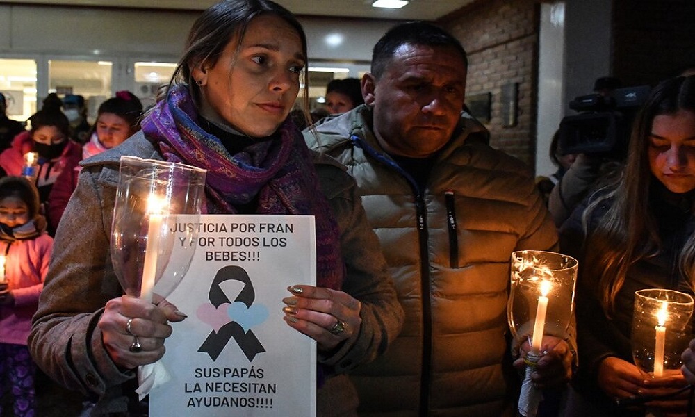 Detuvieron a una enfermera del Hospital Neonatal por el asesinato de bebés. Detuvieron a una enfermera del Hospital Neonatal por el asesinato de bebés.