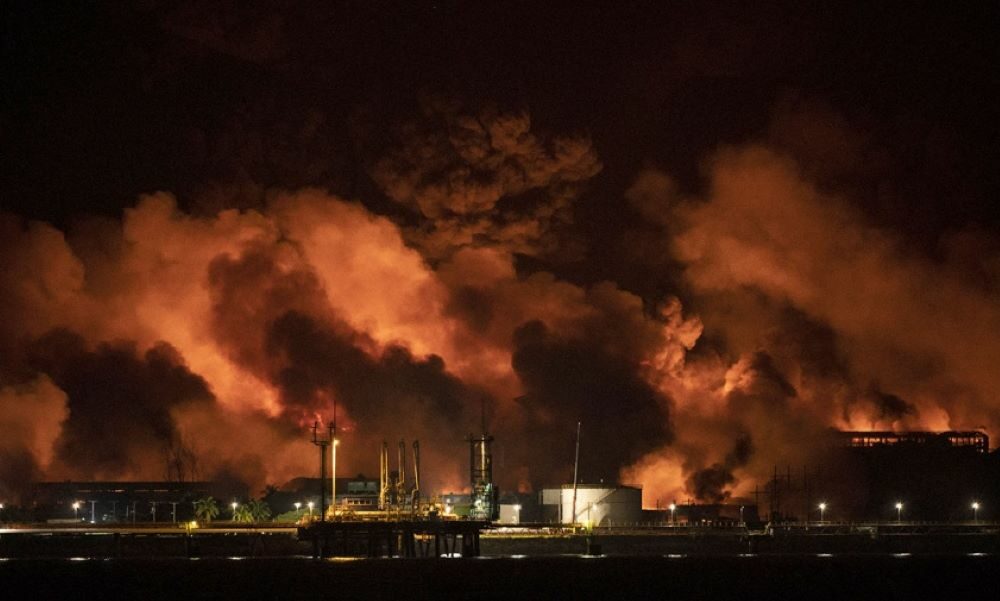 Cuba: Colapsó un segundo tanque petrolero y temen que el incendio se siga propagando. Cuba: Colapsó un segundo tanque petrolero y temen que el incendio se siga propagando.
