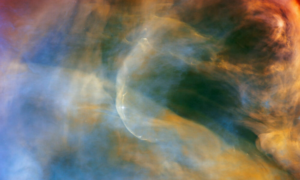 El Hubble capta una estrella recién nacida expulsando chorros luminosos de gas. El Hubble capta una estrella recién nacida expulsando chorros luminosos de gas.