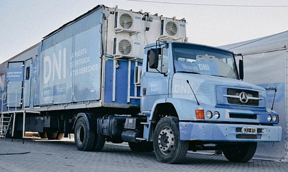 El Camión tomador de trámites de ReNaPer estará durante un mes en la provincia. El Camión tomador de trámites de ReNaPer estará durante un mes en la provincia.