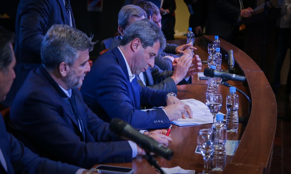 Uñac firmó convenios con Nación para transformar planes sociales en trabajo. Uñac firmó convenios con Nación para transformar planes sociales en trabajo.