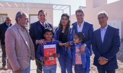 Sergio Uñac entregó las llaves a adjudicatarios de más de 50 viviendas en Albardón.