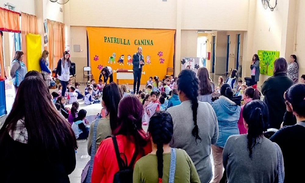 Continúan las capacitaciones en escuelas sobre tenencia responsable de mascotas. Continúan las capacitaciones en escuelas sobre tenencia responsable de mascotas.