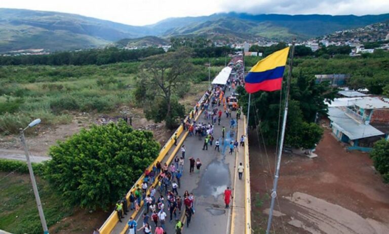 Colombia y Venezuela reabren la frontera de 2.000 km con el sueño bolivariano de fondo. Colombia y Venezuela reabren la frontera de 2.000 km con el sueño bolivariano de fondo.