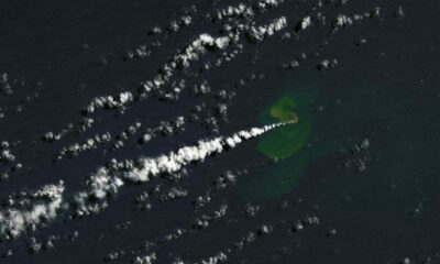Emerge una nueva isla en el océano Pacífico tras la erupción de un volcán submarino.