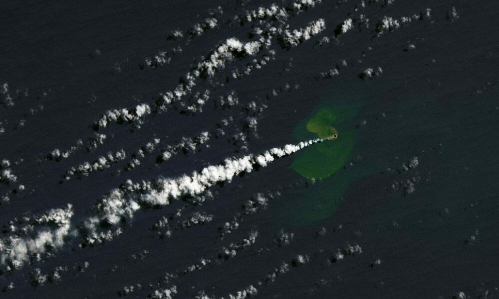 Emerge una nueva isla en el océano Pacífico tras la erupción de un volcán submarino. Emerge una nueva isla en el océano Pacífico tras la erupción de un volcán submarino.