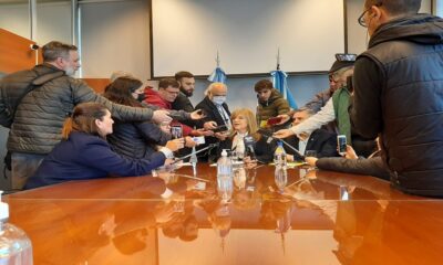 El gobierno anuncia aumento a contratados y subsidio a municipios para la suba salarial.