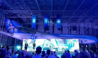 Aerolíneas presentó el avión que llevará a los hinchas al Mundial de Qatar.