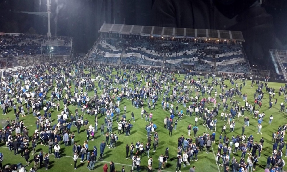 Graves incidentes en Gimnasia-Boca: un hombre murió de un infarto. Graves incidentes en Gimnasia-Boca: un hombre murió de un infarto.