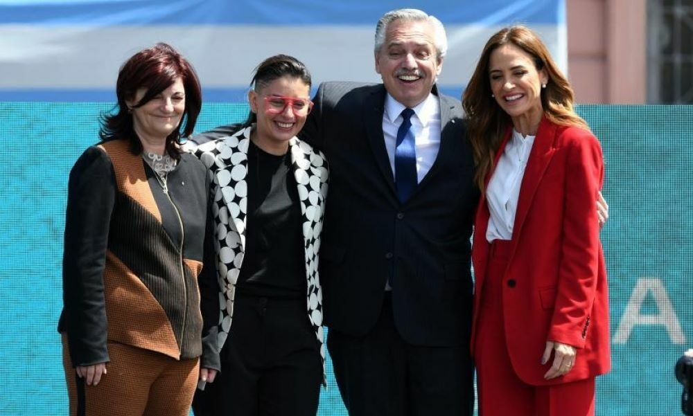 Alberto Fernández le tomó juramento a las nuevas ministras. Alberto Fernández le tomó juramento a las nuevas ministras.