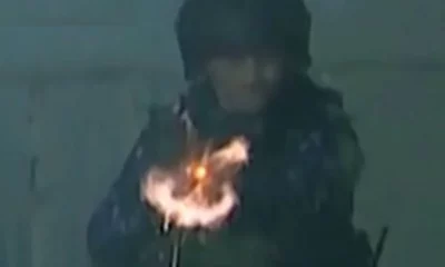 El momento en que un camarógrafo recibe tres balazos de goma durante los incidentes en La Plata.
