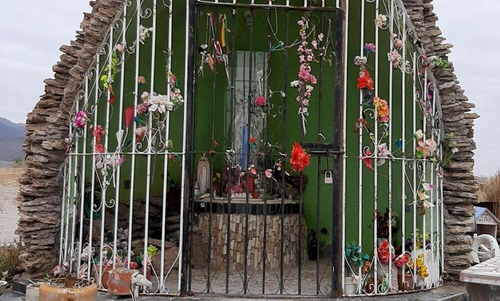 Siete vertientes de aguas milagrosas y una gruta, a pedido de la Virgen. Siete vertientes de aguas milagrosas y una gruta, a pedido de la Virgen.
