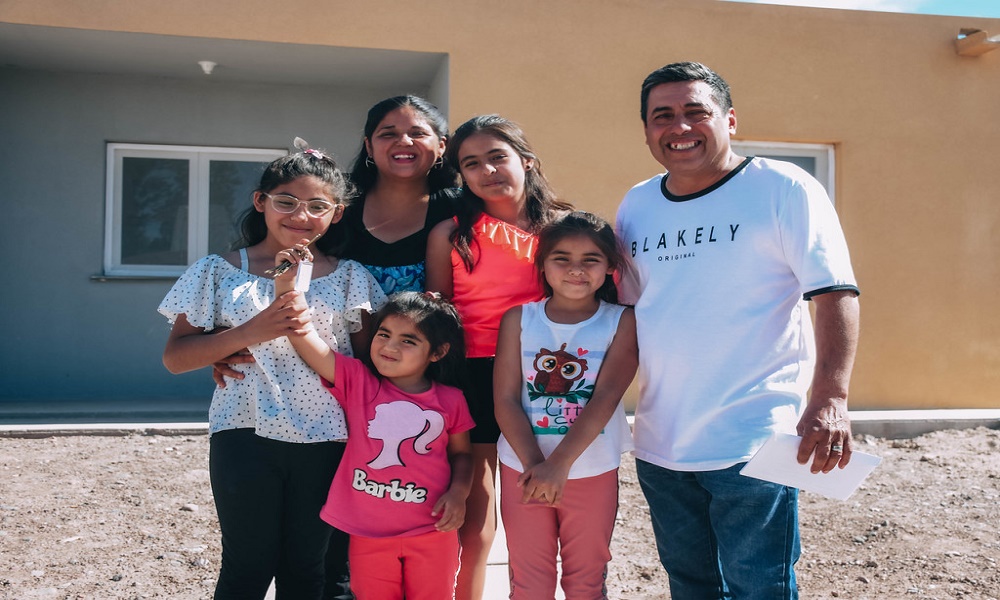 El IPV realizó la entrega de viviendas a 49 familias de Albardón. El IPV realizó la entrega de viviendas a 49 familias de Albardón.