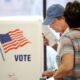Dividido y angustiado, EEUU aguarda los resultados de un comicio crucial para Biden.