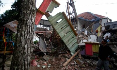 Unas 25 personas continúan atrapadas bajo los escombros por el terremoto en Indonesia.