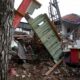 Unas 25 personas continúan atrapadas bajo los escombros por el terremoto en Indonesia.