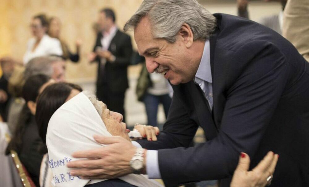 Madres de Plaza de Mayo cuestionó el mensaje de Alberto Fernández por la muerte de Hebe de Bonafini. Madres de Plaza de Mayo cuestionó el mensaje de Alberto Fernández por la muerte de Hebe de Bonafini.