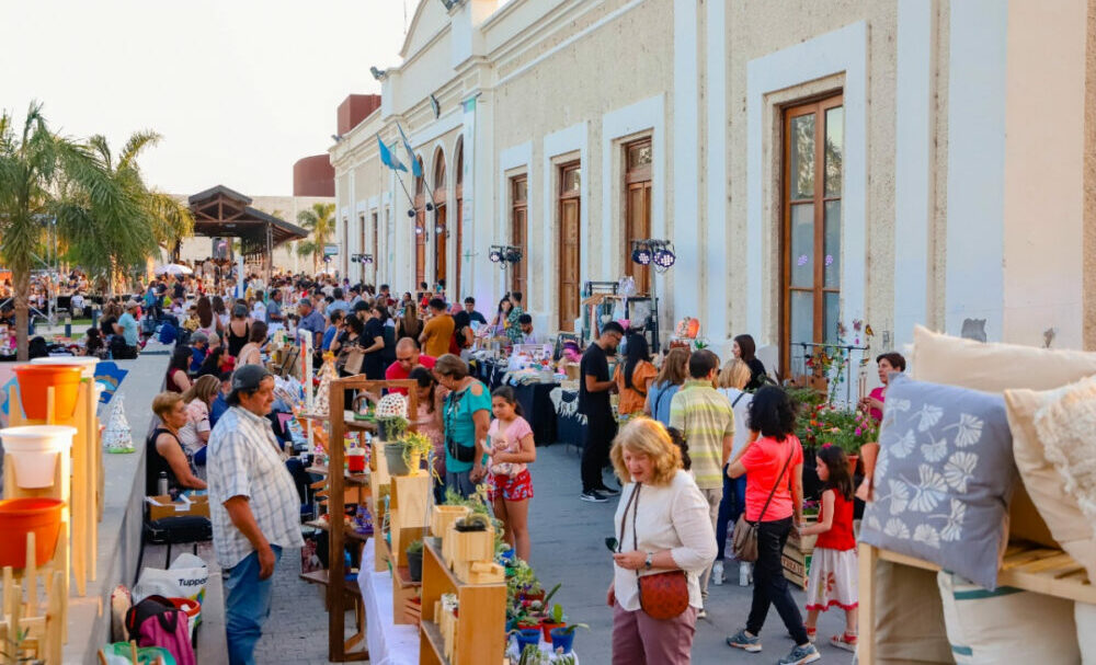 La Navidad llega primero a Capital con la “Feria en el Andén”. La Navidad llega primero a Capital con la “Feria en el Andén”.