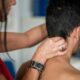 Rectificación cervical: La consecuencia del uso excesivo de las nuevas tecnologías.
