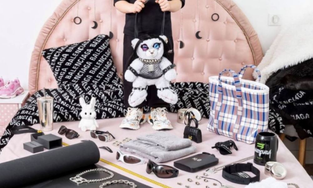 Balenciaga lanzó una controversial campaña que asocia infantes y elementos masoquistas.