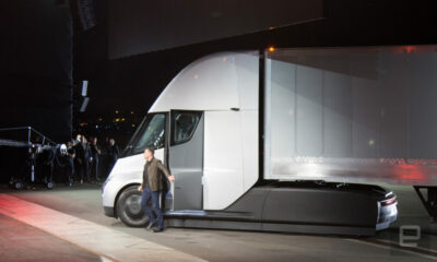 Elon Musk, sobre el primer camión eléctrico de Tesla: «Parece que vino del futuro».
