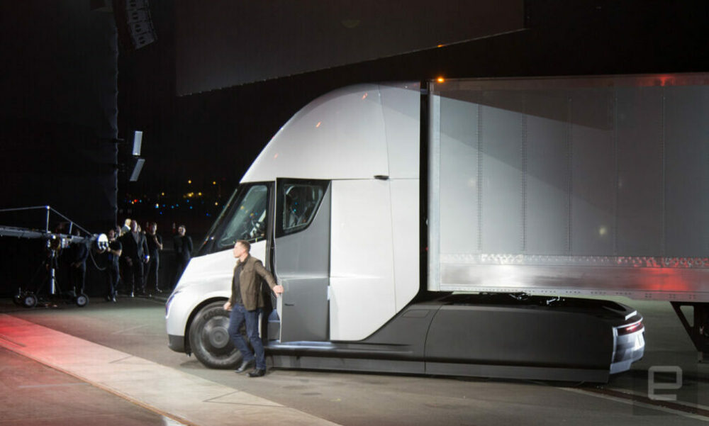 Elon Musk, sobre el primer camión eléctrico de Tesla: «Parece que vino del futuro». Elon Musk, sobre el primer camión eléctrico de Tesla: «Parece que vino del futuro».