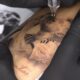 La tendencia en tatuajes post-Mundial: Messi y El Dibu.