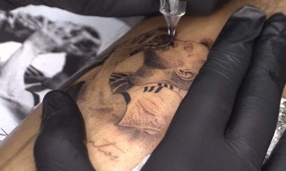 La tendencia en tatuajes post-Mundial: Messi y El Dibu.