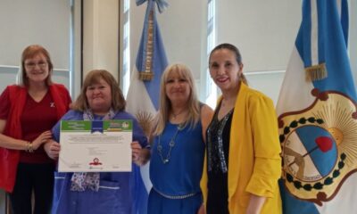 Escuelas recibieron certificados por proyectos destacados que incentivan hábitos saludables y solidarios.
