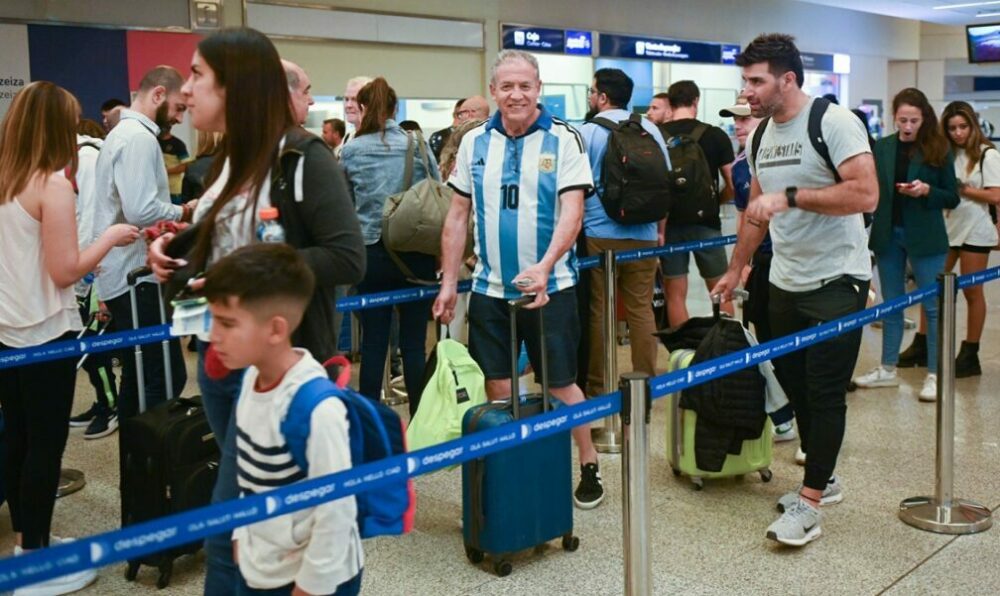 Programaron un nuevo vuelo de Aerolíneas a Qatar para alentar a la Argentina en el Mundial. Programaron un nuevo vuelo de Aerolíneas a Qatar para alentar a la Argentina en el Mundial.