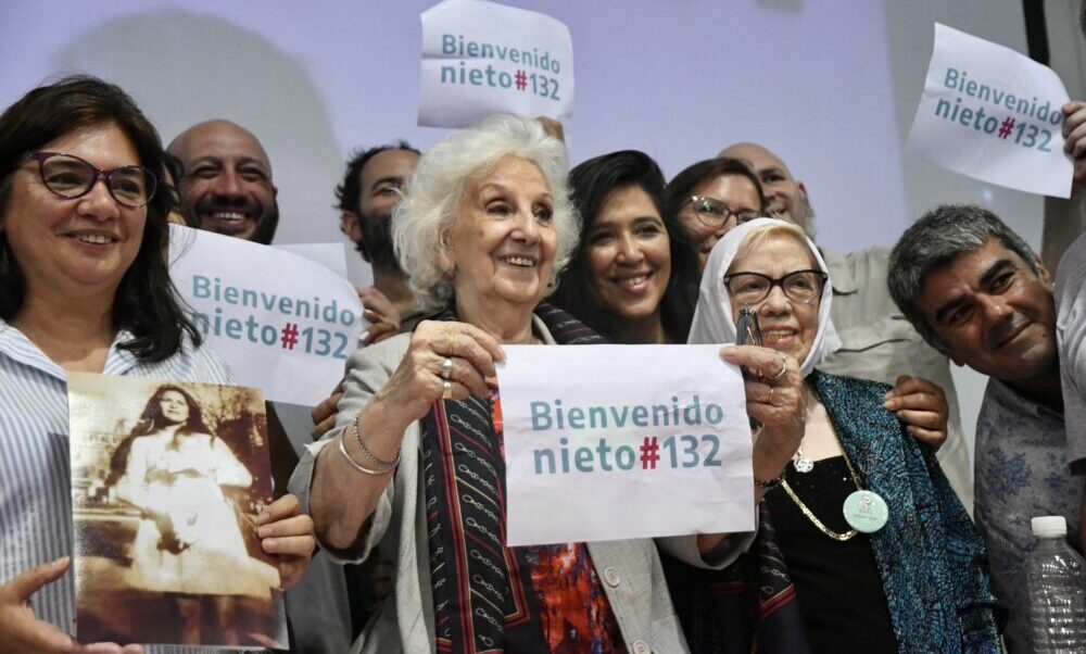 Abuelas de Plaza de Mayo anunció la restitución de la identidad del nieto 132. Abuelas de Plaza de Mayo anunció la restitución de la identidad del nieto 132.