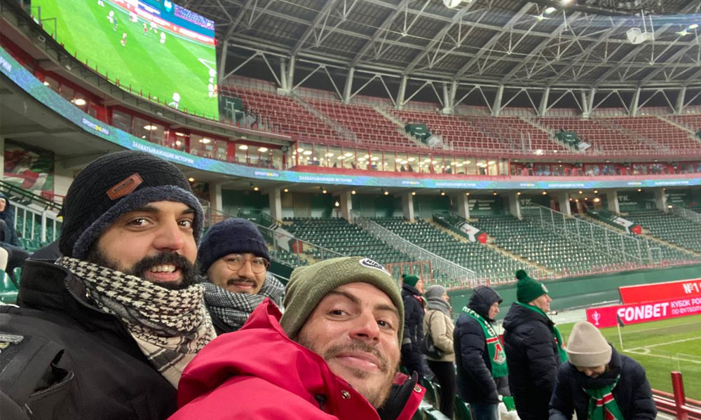 Enviado a Rusia: dos mexicanos y un argentino viendo fútbol a temperaturas bajo cero en Moscú. Enviado a Rusia: dos mexicanos y un argentino viendo fútbol a temperaturas bajo cero en Moscú.