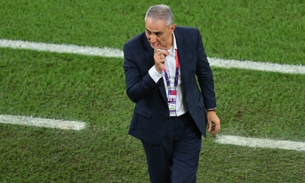 Drama y renuncia de Tite luego de la derrota de Brasil, se respira un descontento colectivo por su accionar. Drama y renuncia de Tite luego de la derrota de Brasil, se respira un descontento colectivo por su accionar.