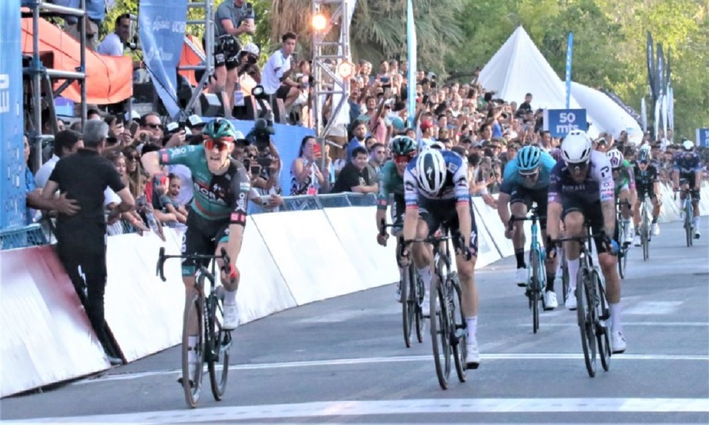 La victoria fue de Sam Bennett, en un apasionante sprint. La victoria fue de Sam Bennett, en un apasionante sprint.