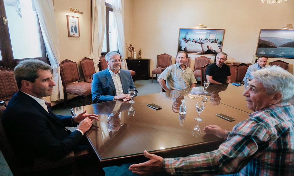 El Gobierno y ADePU se reunieron para establecer líneas de trabajo en conjunto. El Gobierno y ADePU se reunieron para establecer líneas de trabajo en conjunto.