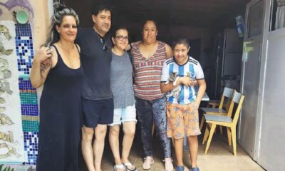 Mientras esperan los alegatos, los padres de Fernando reparten donaciones de la colecta solidaria que hicieron en su nombre.