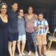 Mientras esperan los alegatos, los padres de Fernando reparten donaciones de la colecta solidaria que hicieron en su nombre.
