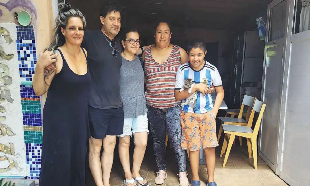 Mientras esperan los alegatos, los padres de Fernando reparten donaciones de la colecta solidaria que hicieron en su nombre. Mientras esperan los alegatos, los padres de Fernando reparten donaciones de la colecta solidaria que hicieron en su nombre.