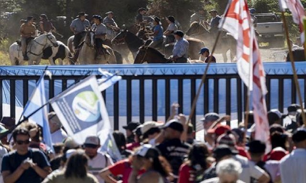 Marcha a Lago Escondido: peones rurales de Lewis impidieron el acceso a manifestantes. Marcha a Lago Escondido: peones rurales de Lewis impidieron el acceso a manifestantes.
