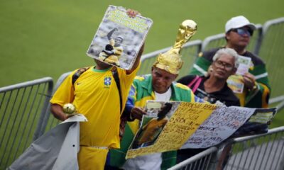 La despedida a Pelé: una larga fila de fanáticos en el estadio del Santos le brinda el último adiós a la leyenda de Brasil.