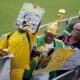 La despedida a Pelé: una larga fila de fanáticos en el estadio del Santos le brinda el último adiós a la leyenda de Brasil.