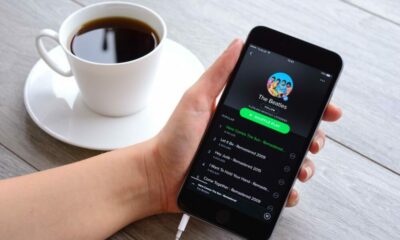Spotify suma inteligencia artificial: Un DJ elegirá canciones para sus usuarios.