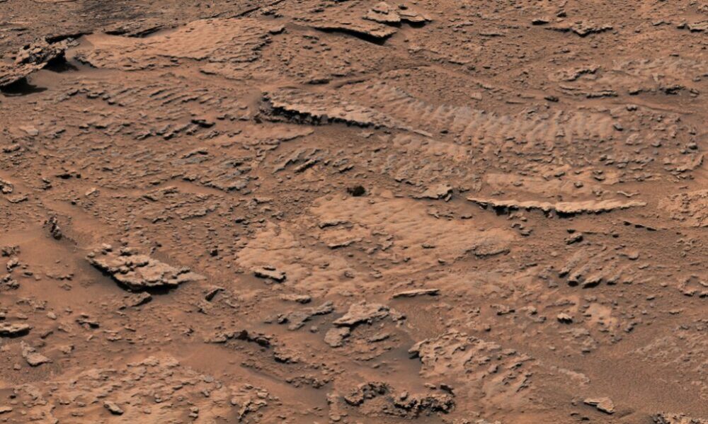 El Rover Curiosity tropieza con rocas onduladas por las olas de un antiguo lago en Marte. El Rover Curiosity tropieza con rocas onduladas por las olas de un antiguo lago en Marte.
