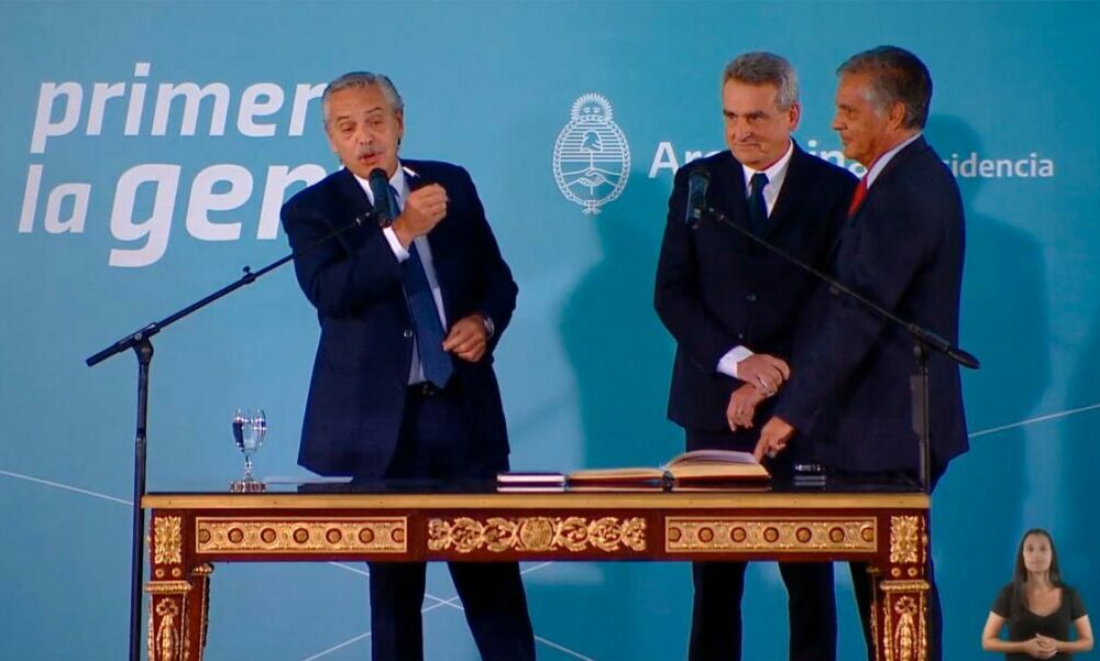 El Presidente le tomó juramento a Agustín Rossi como nuevo jefe de Gabinete. El Presidente le tomó juramento a Agustín Rossi como nuevo jefe de Gabinete.